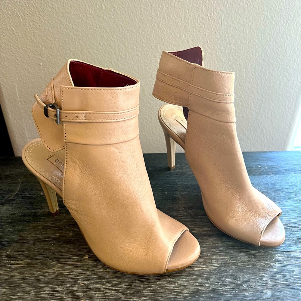 BCBGMAXAZRIA tan leather sandal heels 6 NEW